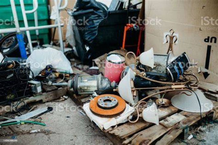 Event for getting rid of used household goods: 2 wds.